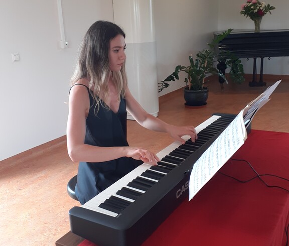 Die Musikgruppe „Quadrat Trio“ (3 Künstler*innen) präsentierten uns Lieder aus Oper und Operette, sowie Walzerklänge am Piano von Johann Strauß und Wiener Lieder.